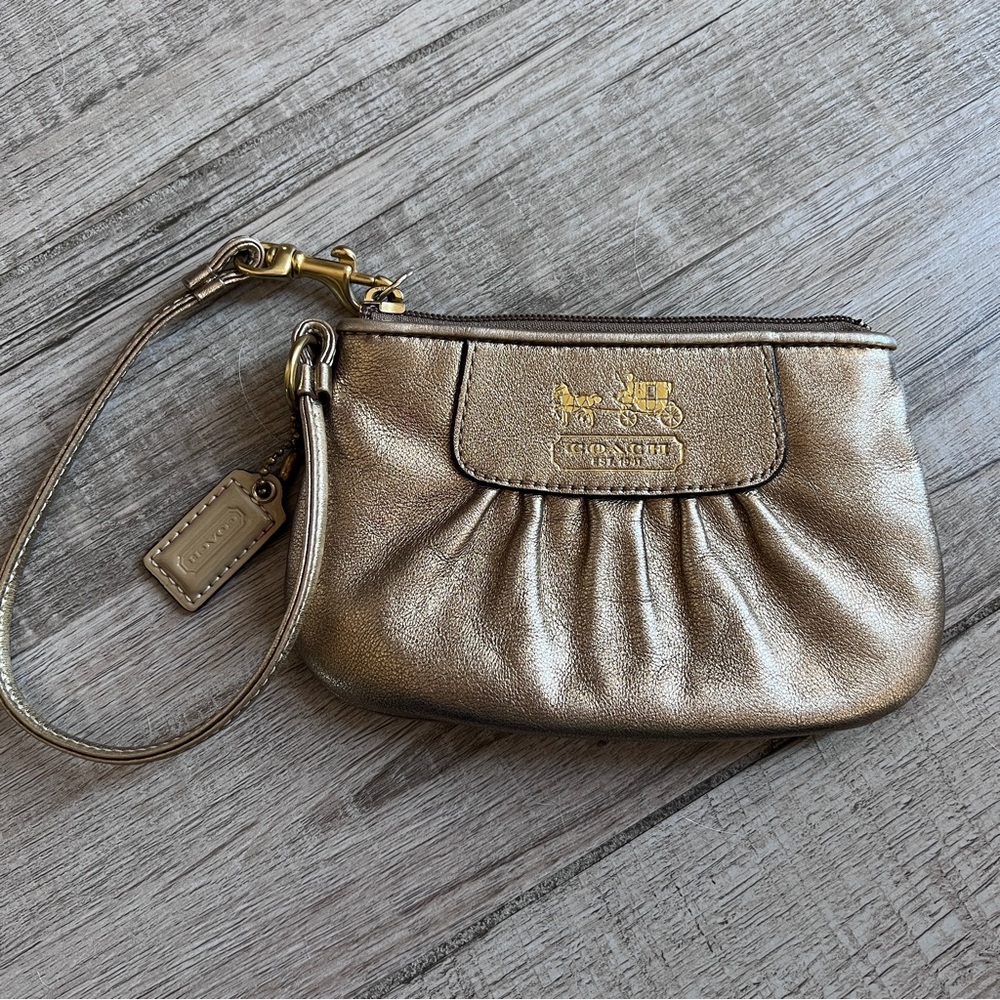 💯 Authentic Coach Wristlet